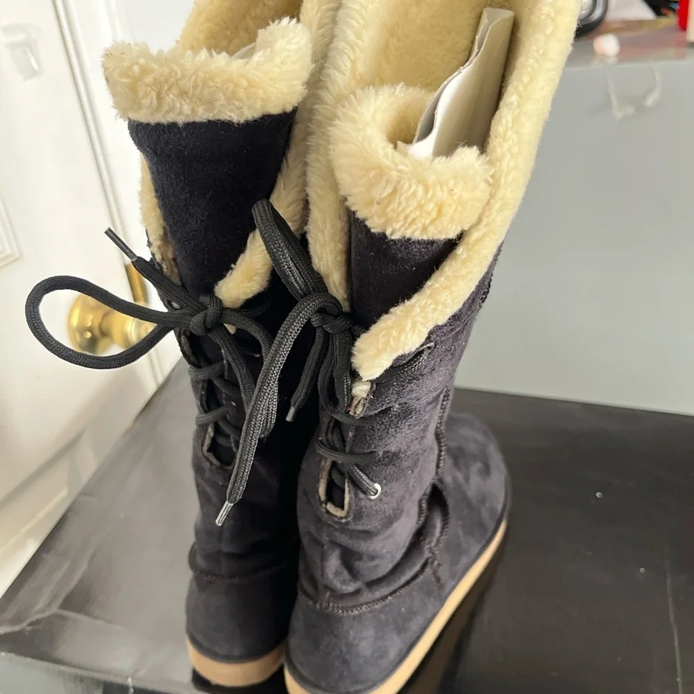 Elegant Black Winter Boots with Cream Lining